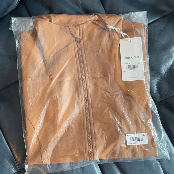 Mandala Women's Scrub Jacket Camel Brown NWT M - Picture 3 of 4